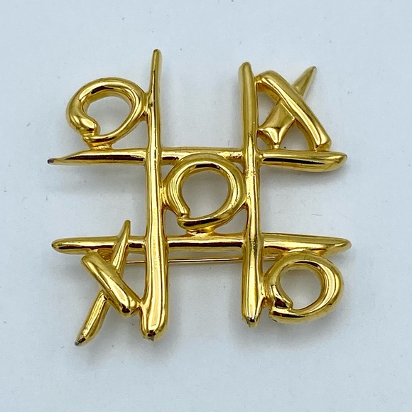 Tic Tac Toe Game Whimsical Gold Tone Fun Brooch Pin - Picture 9 of 9